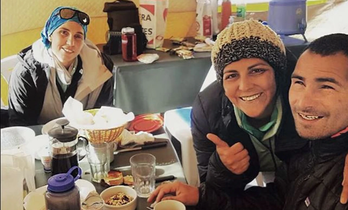 Alejandra Hintze junto a Silvio Velo, capitán de Los Murcielagos.