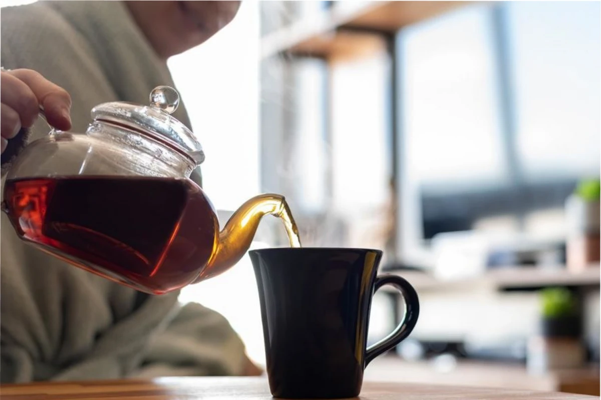 Beber té podría ayudar a prevenir la osteoporosis.