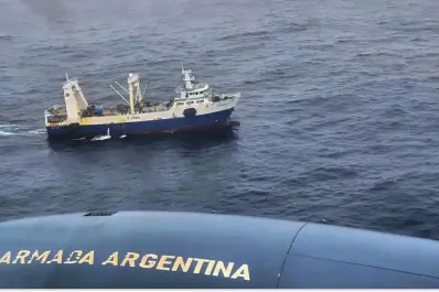 Detectan 400 buques extranjeros cerca del límite marítimo argentino: sospechas de pesca ilegal