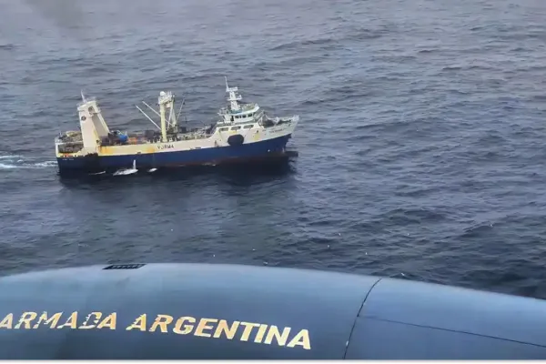 Detectan 400 buques extranjeros cerca del límite marítimo argentino: sospechas de pesca ilegal