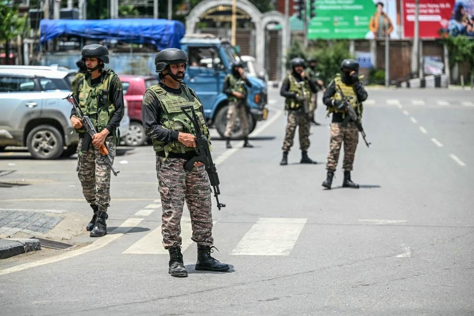 GUARDIAS. Soldados paramilitares indios patrullan las calles de la ciudad de Srinagar, administrada por India.   