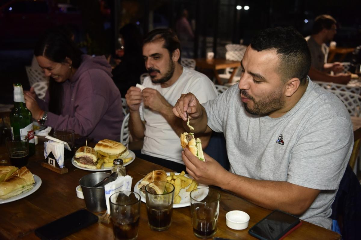 CENA. Los comensales disfrutando de los lomitos en la noche de Concepción. LA GACETA / FOTO DE OSVALDO RIPOLL