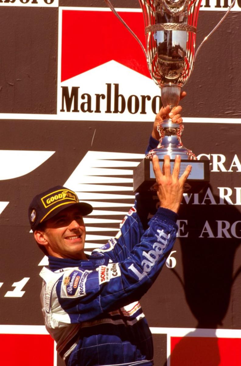 GANADOR. Damon Hill en el podio, allá en 1996. La Copa se exhibe en el centro de operaciones de Alpine.