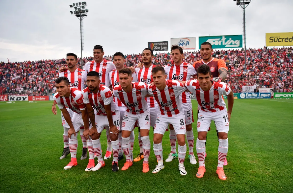 LA CAMPAÑA DEL ASCENSO. Bossio (arriba a la par del arquero Ignacio Arce) tuvo dos etapas en San Martín.