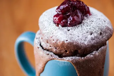 Tres postres fáciles sin azúcar en microondas: flan de huevo, brownie y coquito