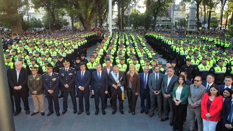 LA FOTO PROTOCOLAR. El gobernador, Osvaldo Jaldo, y funcionarios ante la formación de los policías que fueron incorporados a la fuerza. 