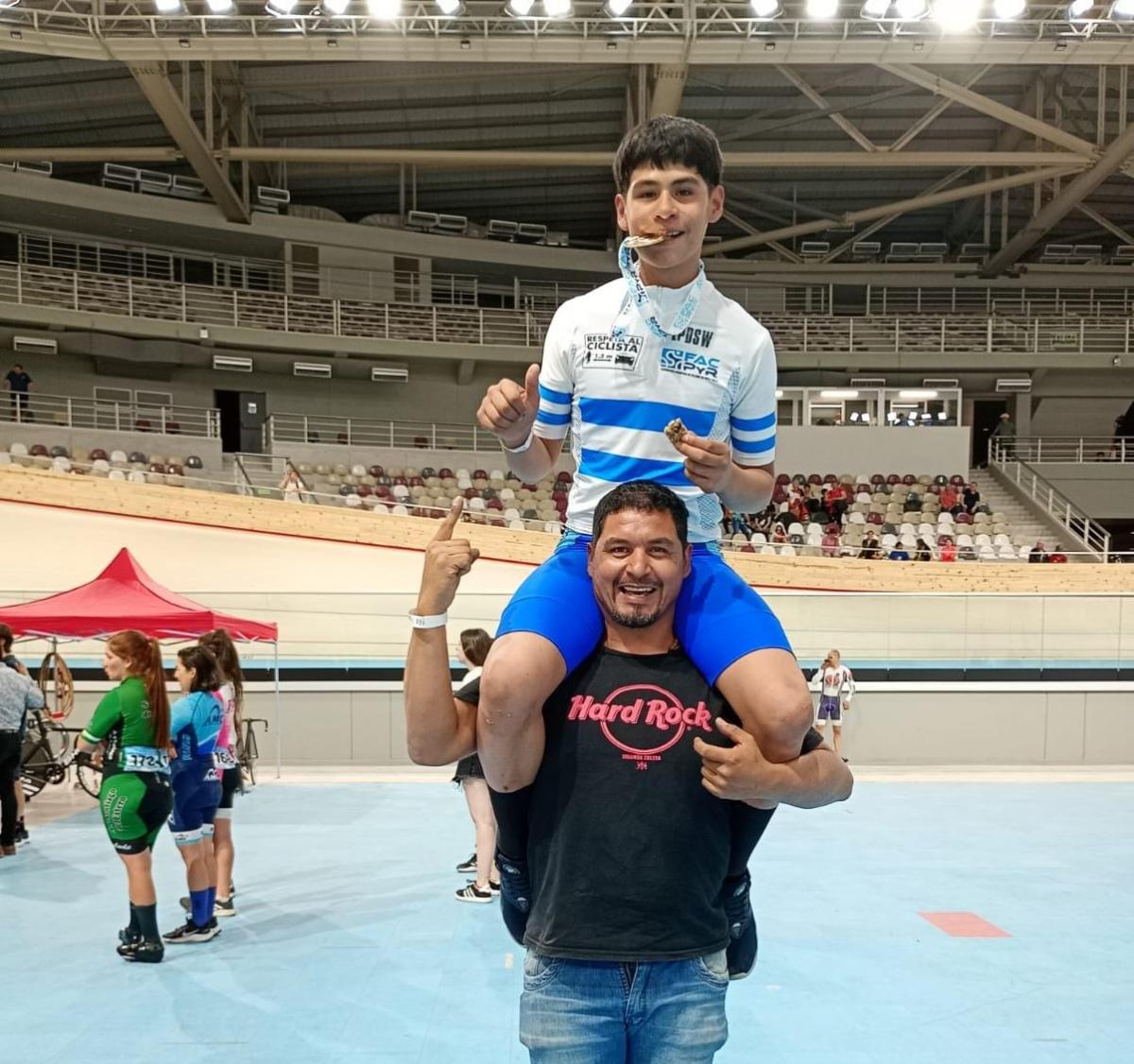 ALEGRÍA. Juan Carlos, lleva en andas a su hijo, luego de haber coronado un gran torneo en Cuyo.