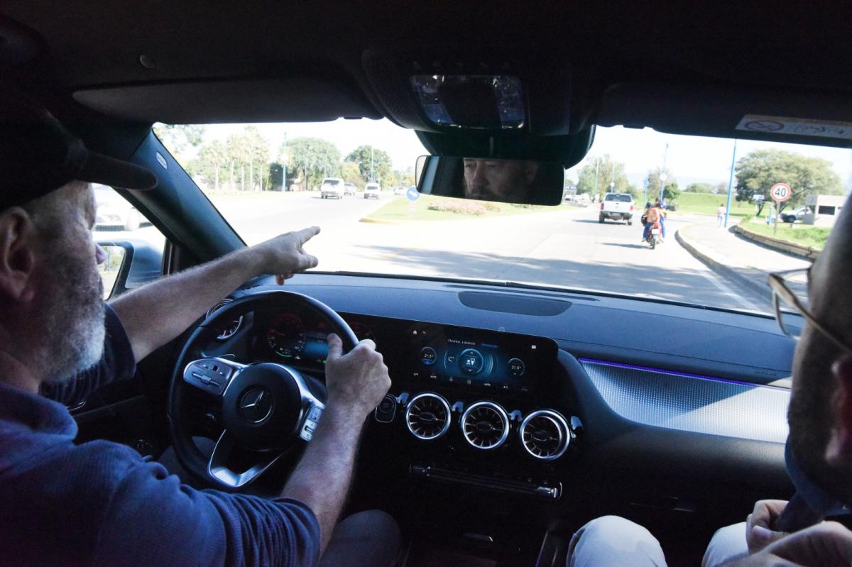 ANÁLISIS. El antropólogo observó los detalles del paisaje vial capitalino, entre el aeropuerto Benjamín Matienzo y el Hotel Hilton. LA GACETA/ Foto de Analía Jaramillo.