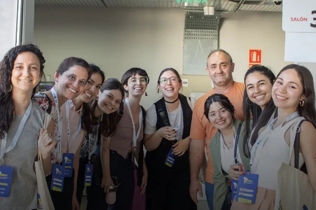 CIENCIA SIN FRONTEREAS. El equipo del año pasado, que viajó a Uruguay, estuvo conformado por 41 estudiantes de grado y de posgrado de las distintas facultades de la UNT, docentes y el rector. / MEDIOS UNT