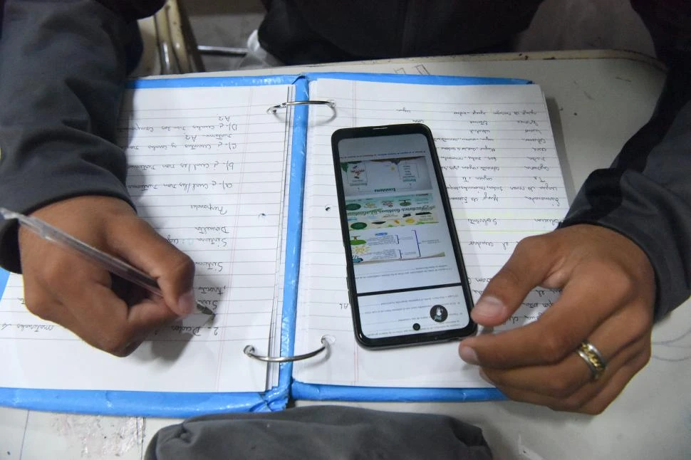 NUEVO DESAFÍO. El Gobierno busca restringir el uso de celulares en las aulas.