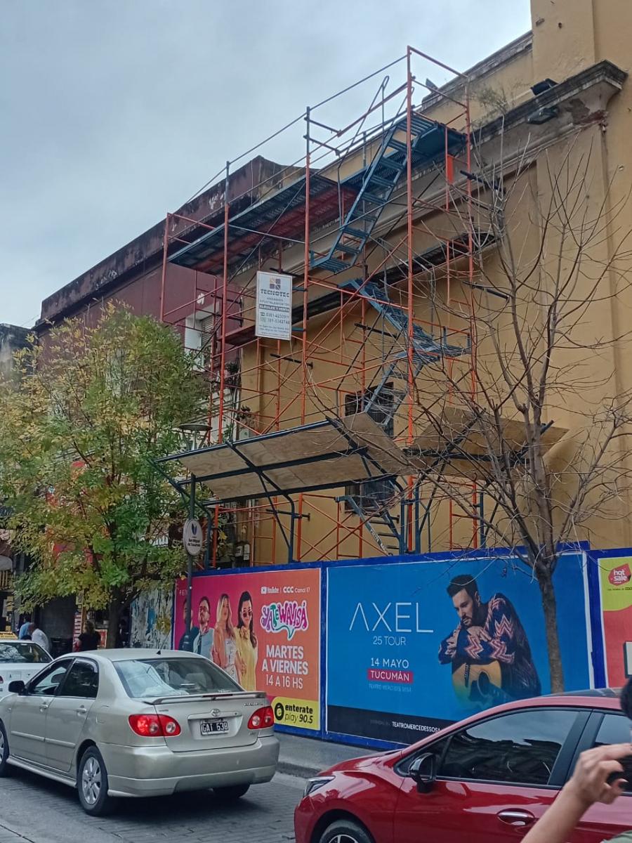 NUEVOS ANDAMIOS. Por ese sector de calle San Martín comenzarán a revocar y a pintar.