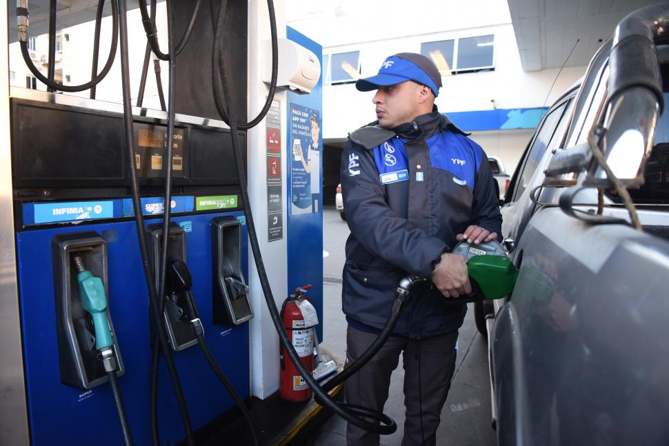 EN SURTIDORES. YPF sorprendió con reajuste en el precio de naftas.