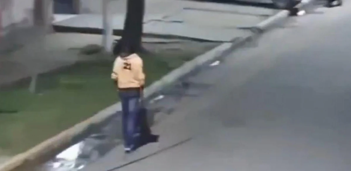 Tiró basura en la calle, lo vieron por las cámaras y lo obligaron a levantarla