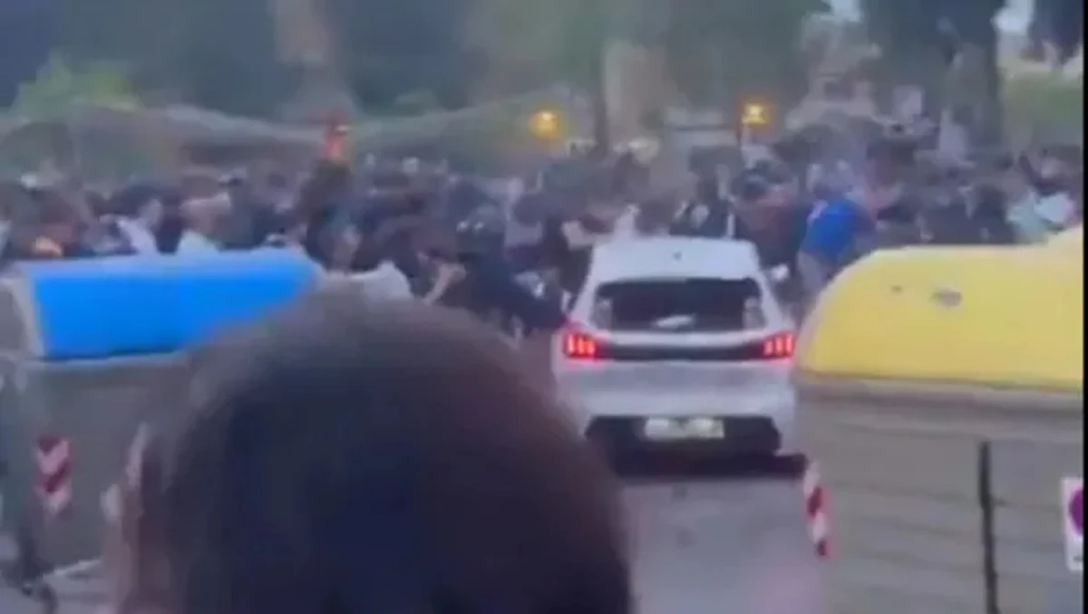 Conmoción en el clásico catalán: un auto atropelló a varios fanáticos del Espanyol y del Barcelona