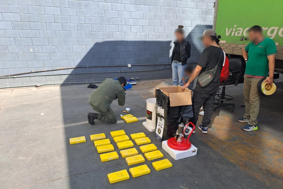 El descubrimiento de encomiendas con cocaína en Buenos Aires y Tucumán llevó a la detención de dos personas
