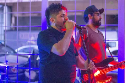 B19 se embarca en un viaje musical desde la contracultura punk