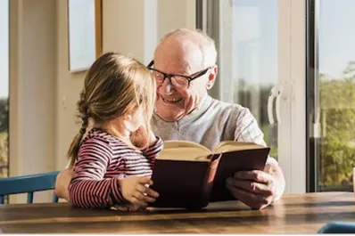 Una ciudad paga U$S 400 a los abuelos por cuidar a sus nietos y funciona muy bien