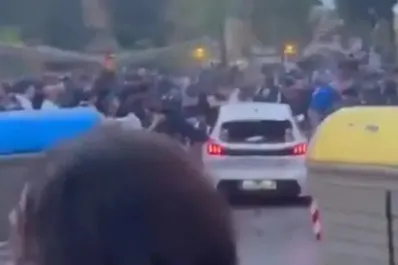 Conmoción en el clásico catalán: un auto atropelló a varios fanáticos del Espanyol y del Barcelona
