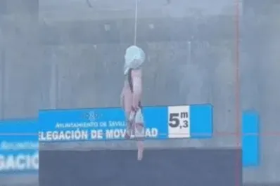 Terror en Sevilla: cuelgan un muñeco con amenaza mafiosa en un puente