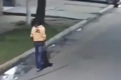 Tiró basura en la calle, lo vieron por las cámaras y lo obligaron a levantarla