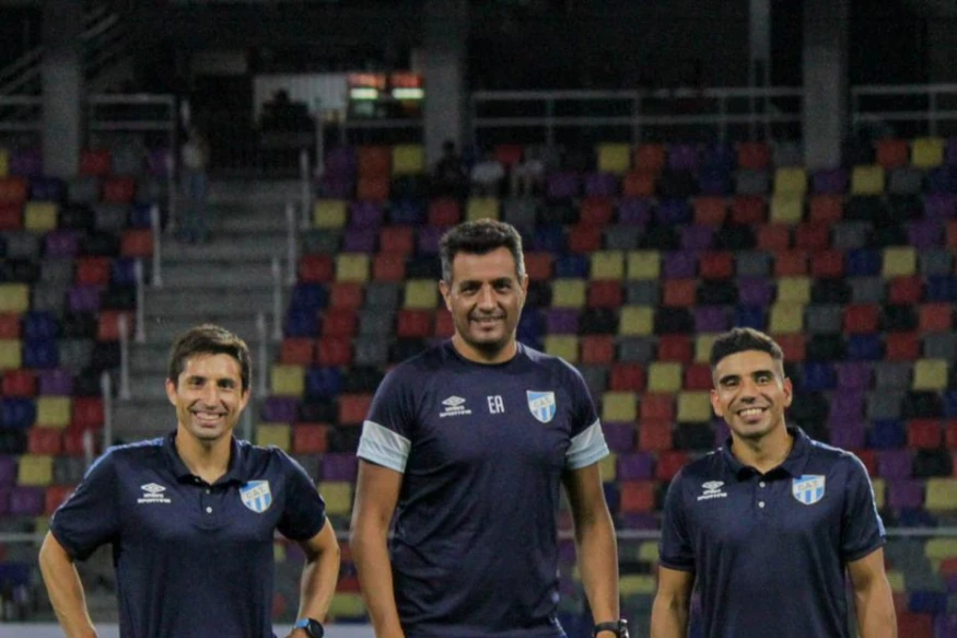 POSANDO. Mustafá, Barrionuevo (entrenador de arqueros) y Pérez, en el estadio Madre de Ciudades.
