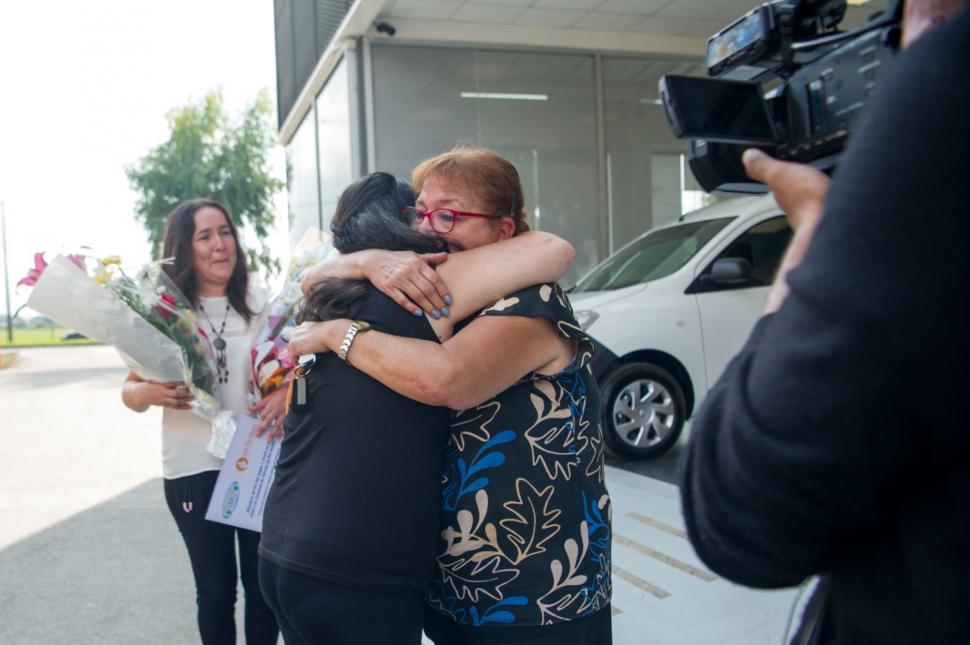 EMOCIÓN. Madre, hija y amiga celebran el golpe de suerte de la jubilada.