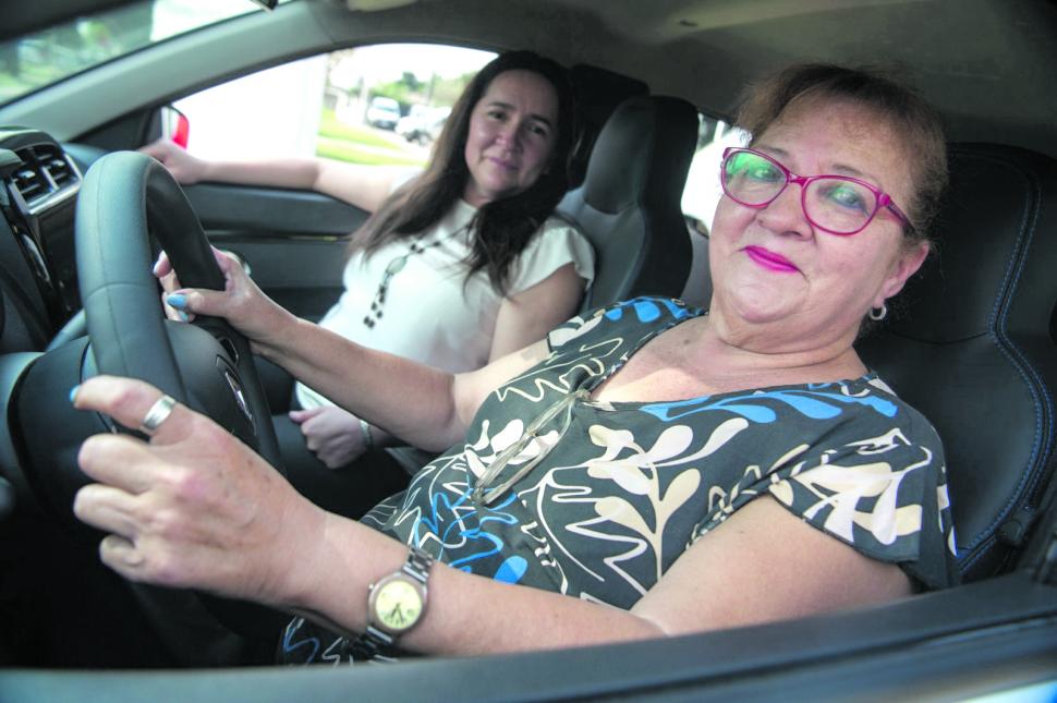 EN MARCHA. Díaz se despide feliz con su nuevo vehículo.