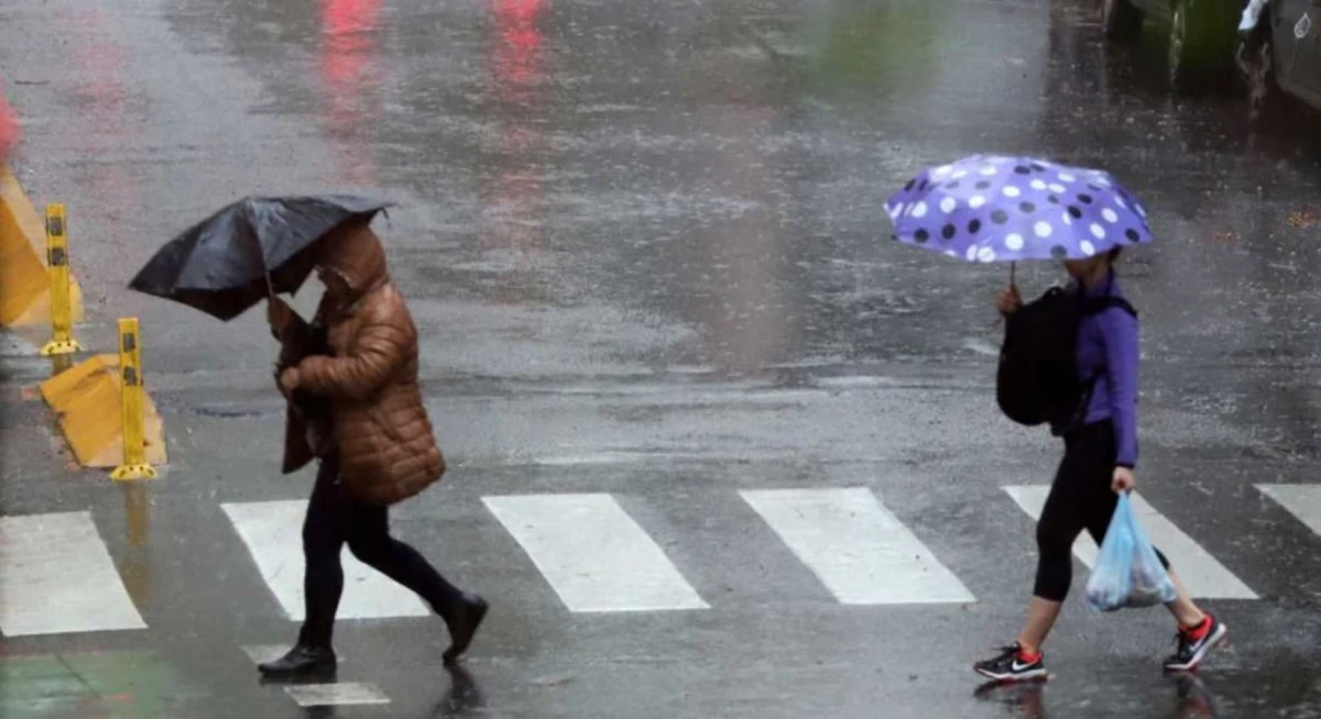 Rige una doble alerta por tormentas severas en el centro del país