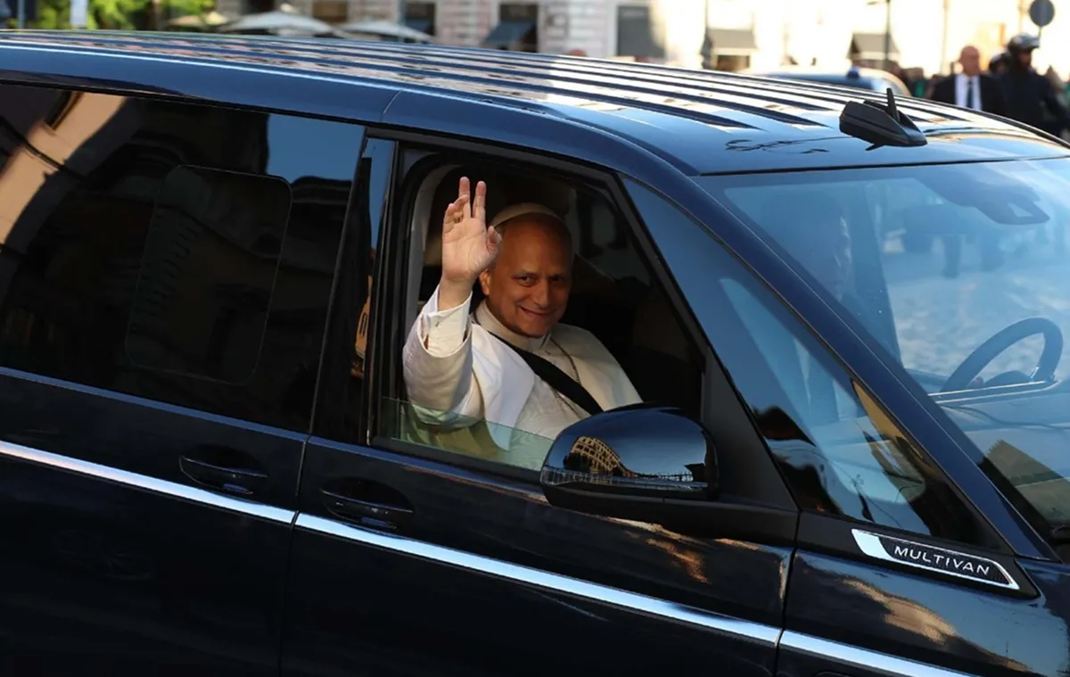 Una de las primeras salidas del papa León XIV en vehículo.