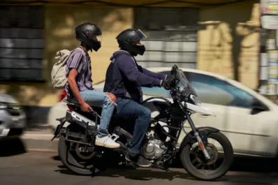 Los Uber Moto piden que el Concejo los incluya en la regulación de las apps de transporte