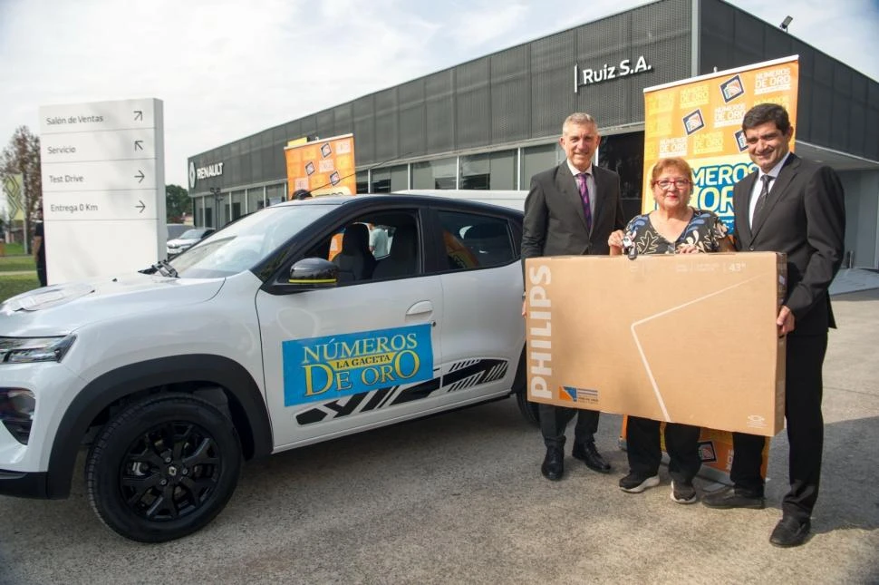 EXTRA. La ganadora posa con Gustavo Neme (gerente del Banco Santiago del Estero) y Juan Pablo del Pino (gerente Tarjeta Sol), junto              al Renault Kwid Iconic Bitonio 1.0 y al televisor, que también recibió de regalo.
