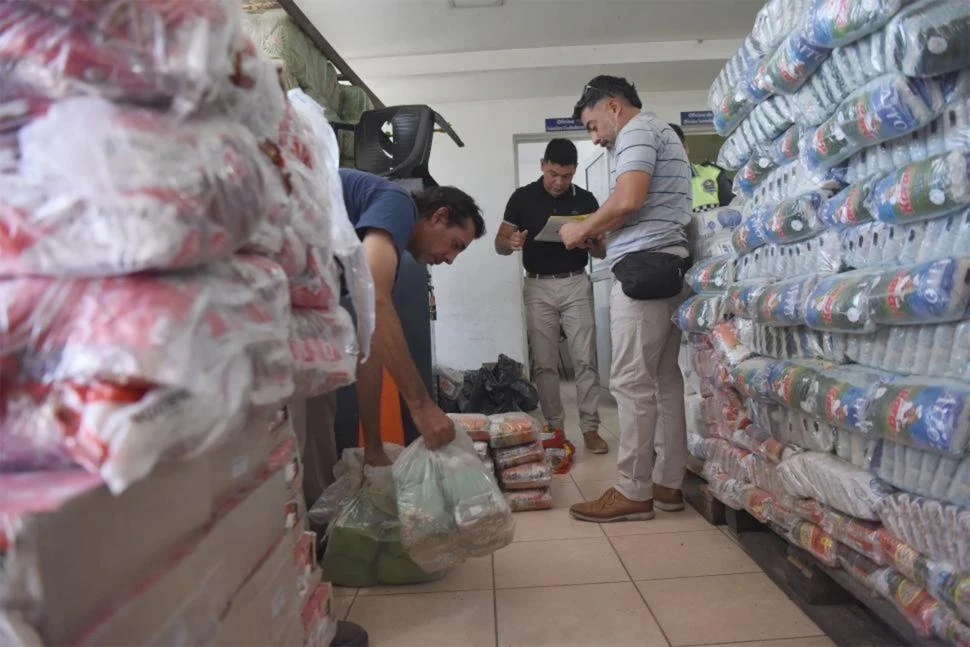 ALIMENTOS. La Policía dio con la mercadería, que luego de recuperada fue entregada a comedores de la Iglesia.