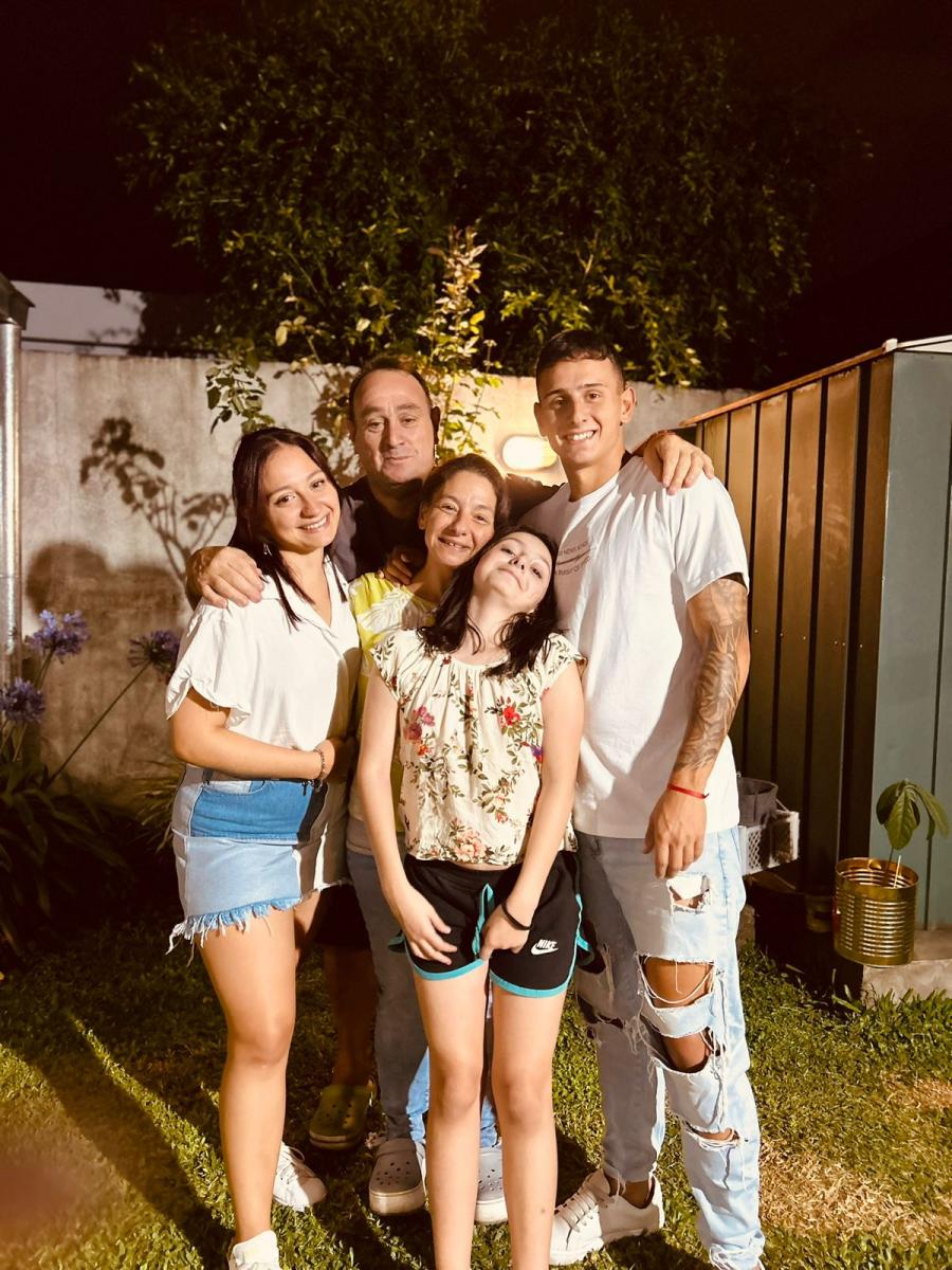 EN FAMILIA. Ezequiel posa junto a su papá Oscar,  mamá Valeria y sus hermanas Florencia y Lola