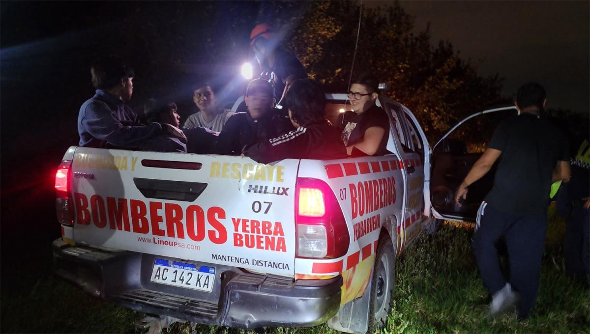 SANOS. Los estudiiantes fueron trasladados hasta la sede policial para que puedan reencontrarse con sus familiares.