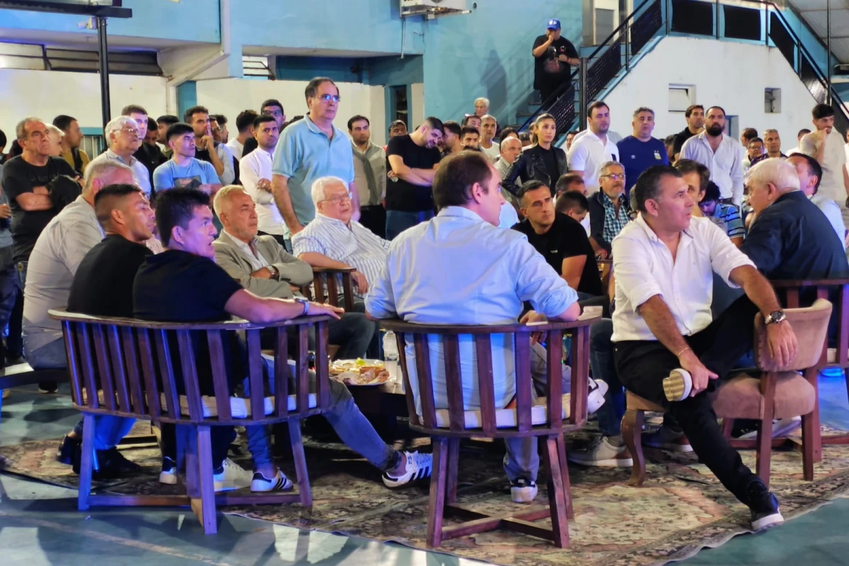 LA MESA PRINCIPAL. Leito se sentó junto a otros dirigentes y referentes del plantel del Decano.