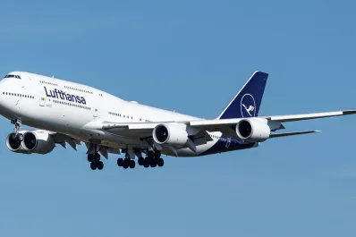 Un avión voló sin pilotos por 10 minutos  : uno se descompensó y otro fue al baño