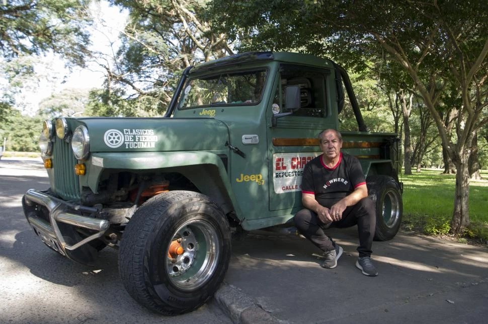 EL BAQUEANO. José Díaz posa orgulloso junto a su Jeep modelo 1957, una máquina restaurada a puro esfuerzo que hoy ruge como nueva.
