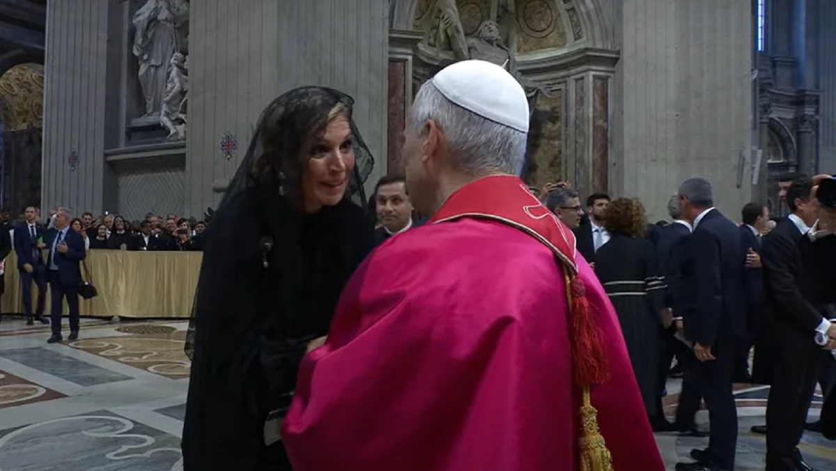 EMOCIÓN. Máxima Zorreguieta saludó al papa Francisco tras la misa de entronización. 