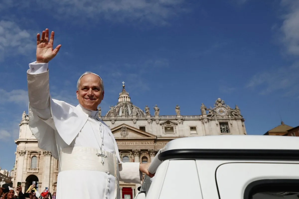 Así fue el primer recorrido del León XIV en el papamóvil por el Vaticano