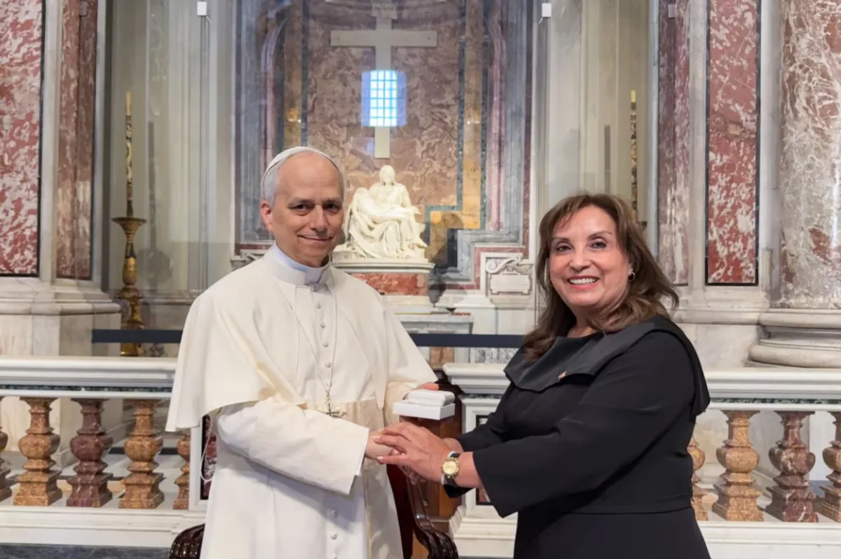 El papa León XIV recibió a la presidenta de Perú antes de la misa de entronización