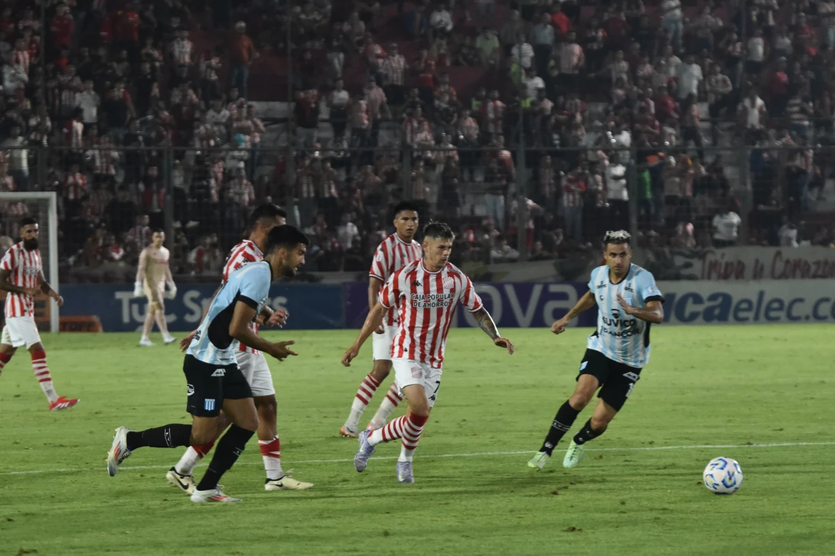 SIN DIFERENCIAS. A Franco García le costó imponerse en el mano a mano contra Racing de Córdoba, su ex club.