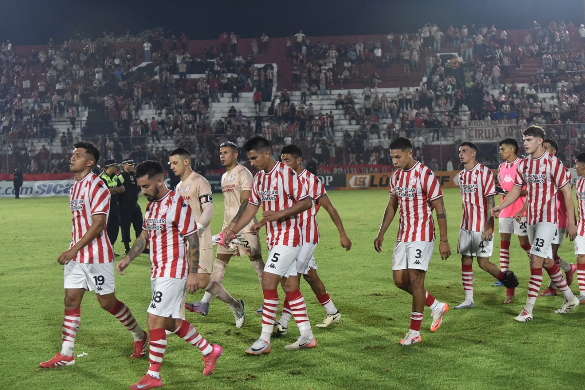 CON LA CABEZA GACHA. Los jugadores de San Martín se retiraron con la mirada en el suelo.