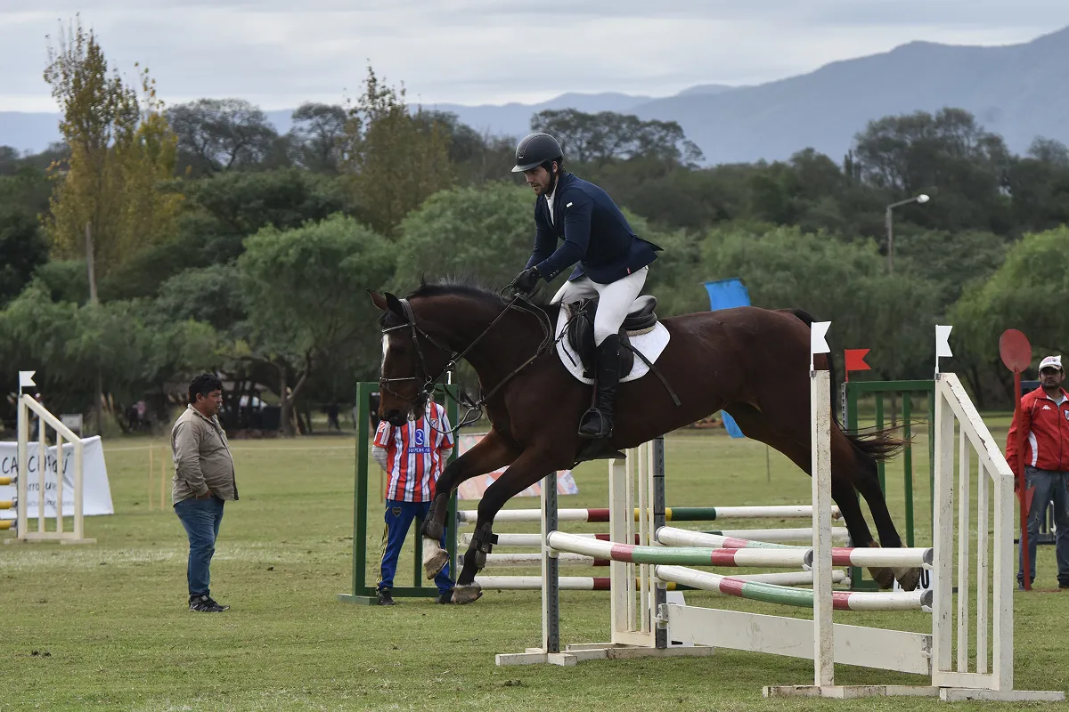 Defensa compitió en equitación.