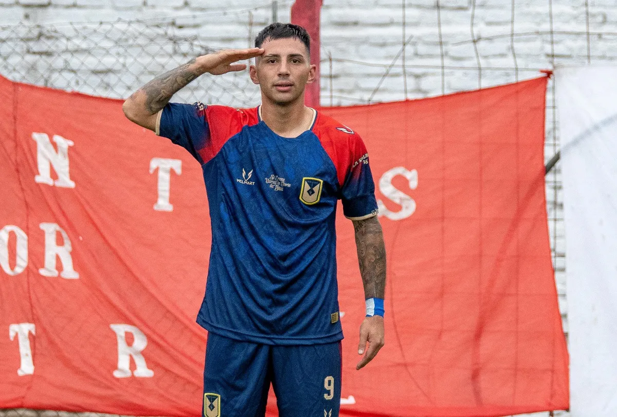 GOLEADOR. Bruno Medina brilló en el clásico con la camiseta de Tucumán Central.