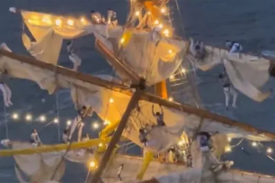 Video Así fue el choque del buque mexicano contra el puente de Brooklyn que dejó al menos dos muertos