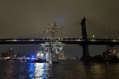 ¿Qué hacía en Nueva York el buque que chocó el puente de Brooklyn?