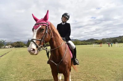 Le puso orejeras rosadas a su yegua, llamó la atención de todos y brilló en la pista