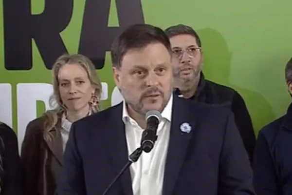 El tenso cruce entre el legislador Leandro Santoro y Leila Gianni por su pasado peronista