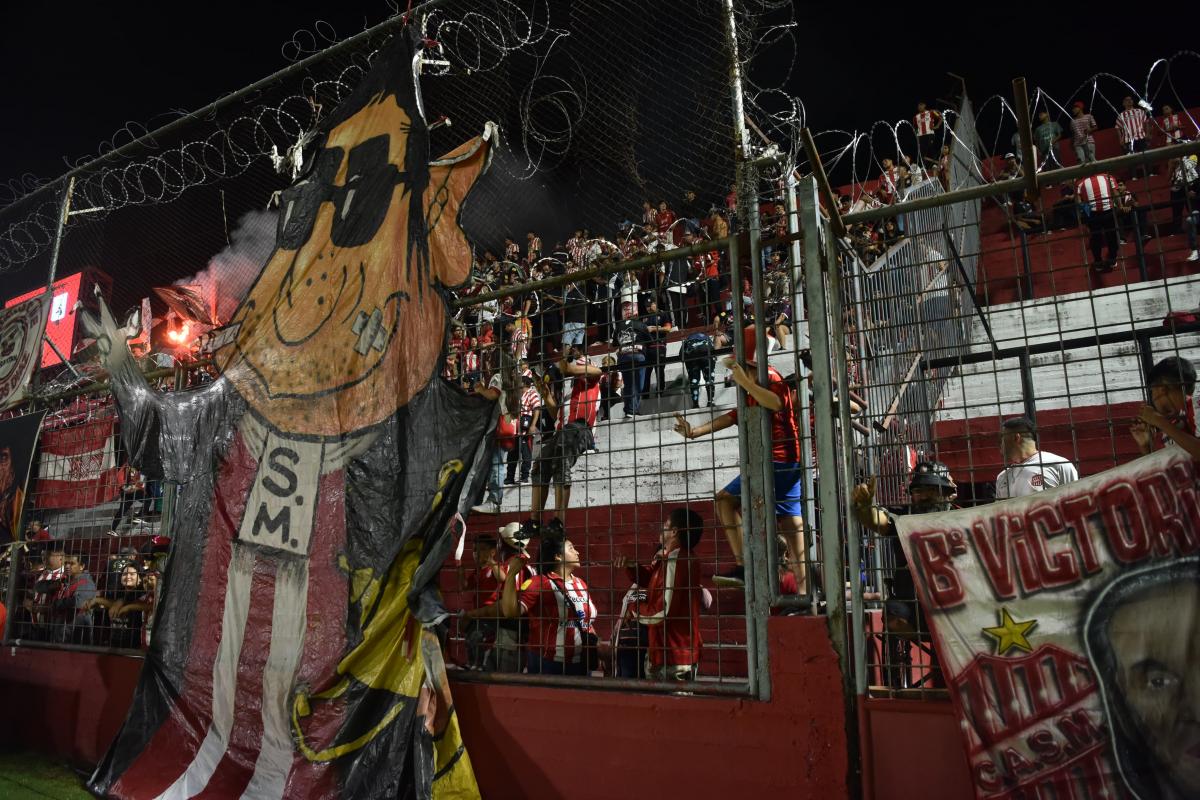 CON EL MARCO DE UNA FINAL. Así lo vivieron los hinchas del “Santo”, que montaron un tifo del “Malevo”, caricatura creada por Ceferino Sirgo.