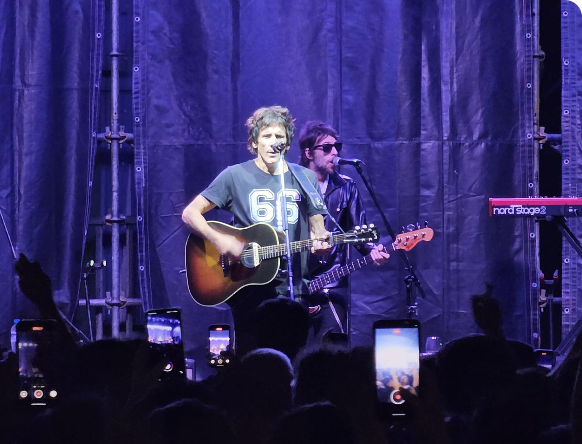 LÍDER. Facundo Soto hizo abrió el recital con el sonido de su guitarra a las 21.50. LA GACETA / FOTO DE BELÉN CASTELLANO